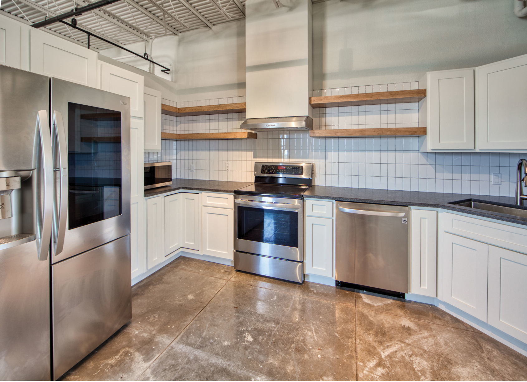 504 kitchen 1.jpg